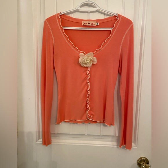 PRETTY SIZE MEDIUM PEACH WITH CREAM ACCENTS LONG SLEEVE T SHIRT V NECK - Picture 6 of 13
